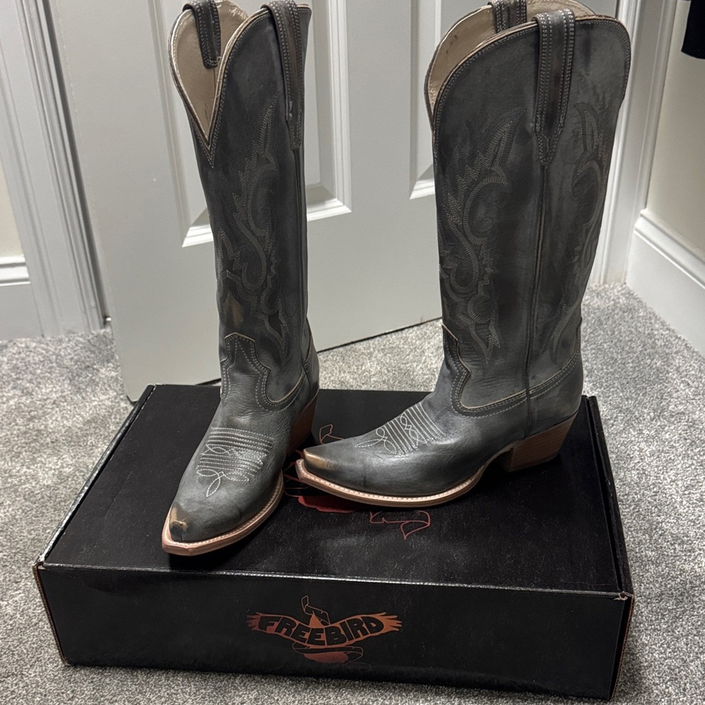 Freebird woodland boots in Color ice. Size 8 never worn